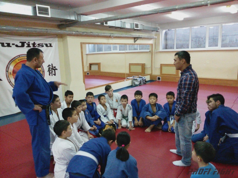 Кайрат Ахметов на тренировке детей Profi Fight1650