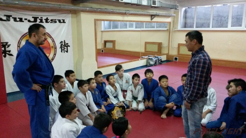 Кайрат Ахметов на тренировке детей Profi Fight1648