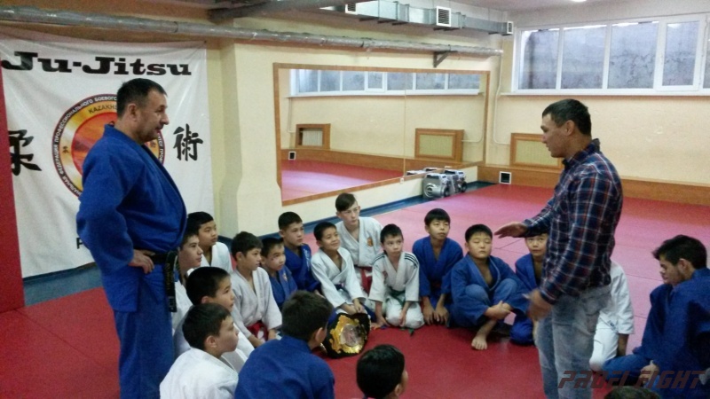 Кайрат Ахметов на тренировке детей Profi Fight1649