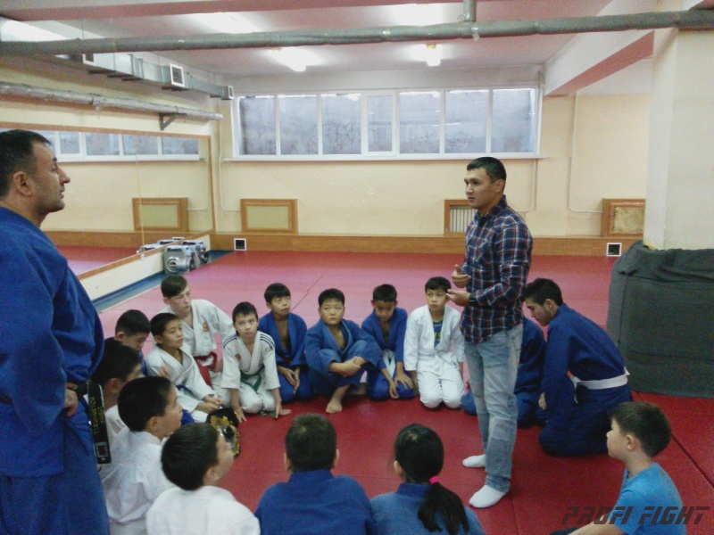 Кайрат Ахметов на тренировке детей Profi Fight1652