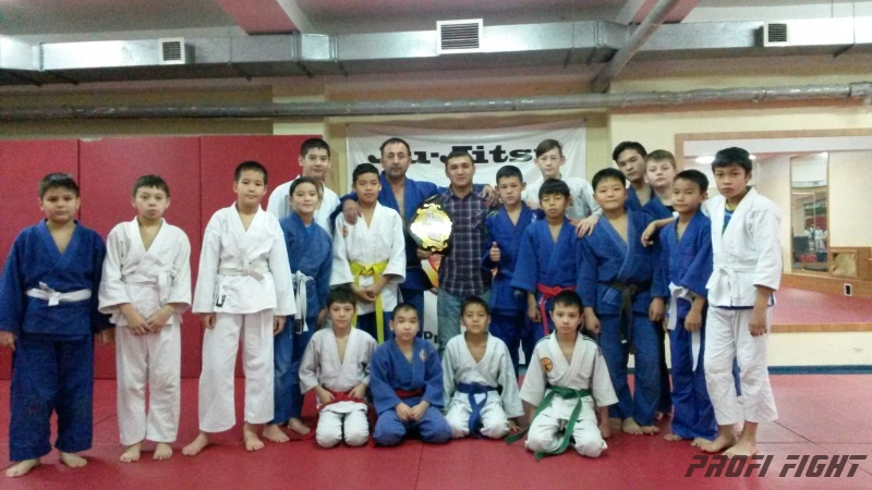 Кайрат Ахметов на тренировке детей Profi Fight1643