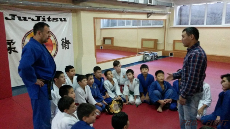 Кайрат Ахметов на тренировке детей Profi Fight1647