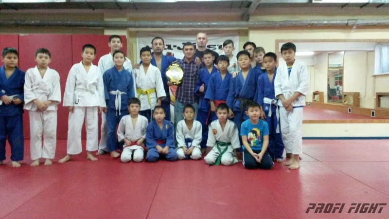 Кайрат Ахметов на тренировке детей Profi Fight1644